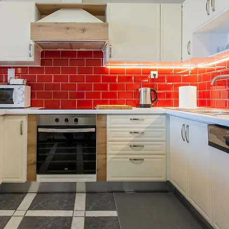 Nima's Beach Apartmán